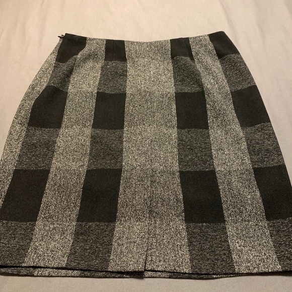 Black & Cream Short Skirt - Picture 2 of 6